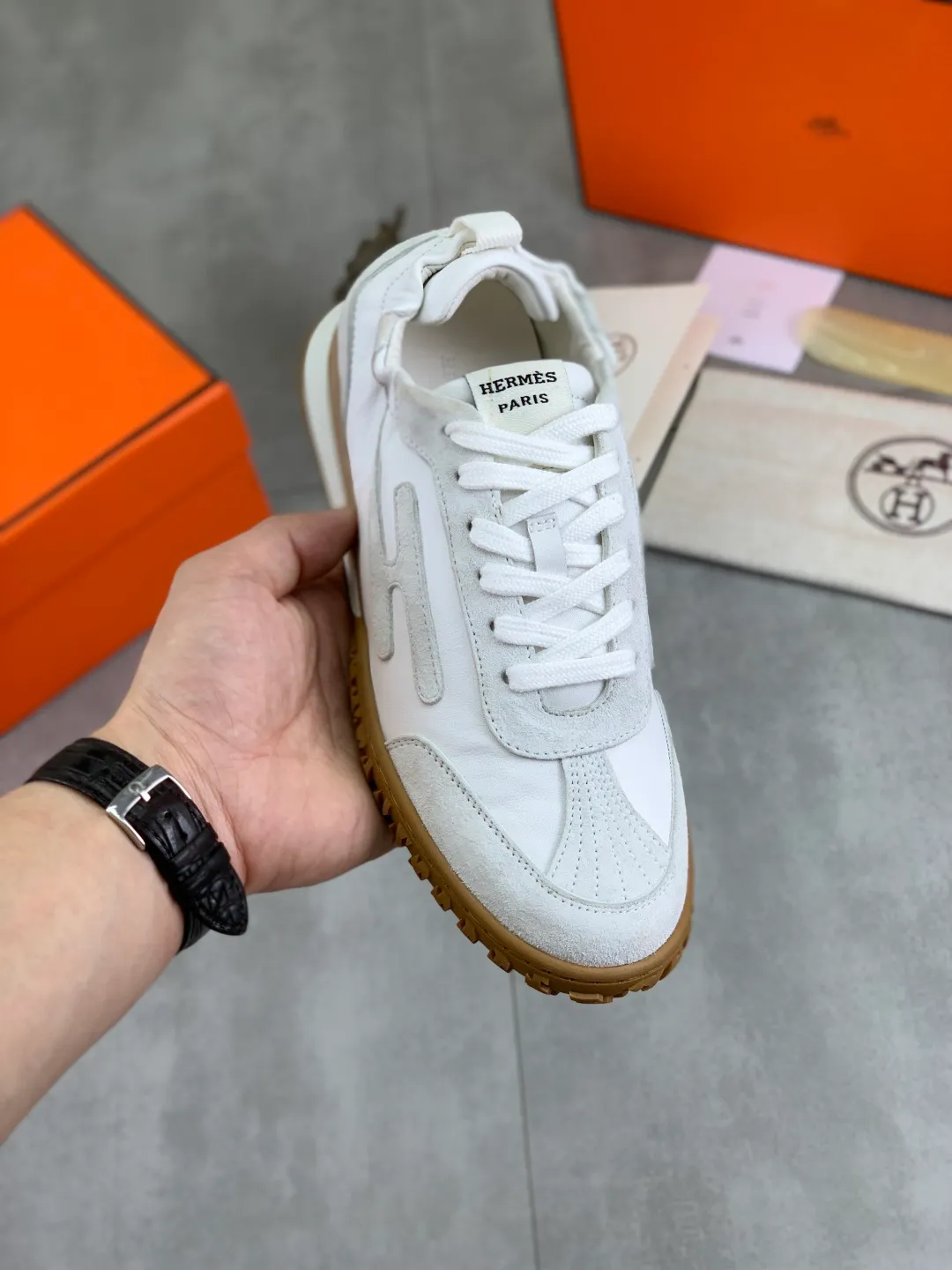 Men's men's shoes 💰P600 New model Top version Original order Hermes Hermès men's Drift Sneaker Summer new casual sports shoes Original purchase, development, production H family men's classic series, technological breathable fabrics with cowhide, casual sports shoes, casual shoes, sports dad shoes combine high-tech breathable materials and cowhide, H family exclusive button decoration on the side. The outsole is full of H italic design and bright colors to show vitality and continue the brand design inspiration. Stroll around the city lightly and feel free and comfortable. Delivered in exquisite packaging 🛍📦 ▪️Fabric: original customized breathable material + first-layer cowhide ▪️Inner: cowhide feet ▪️Outsole: molded and evacuated PU+TPU material ▪️Size: 35-45 Multiple colors available Premium packaging
